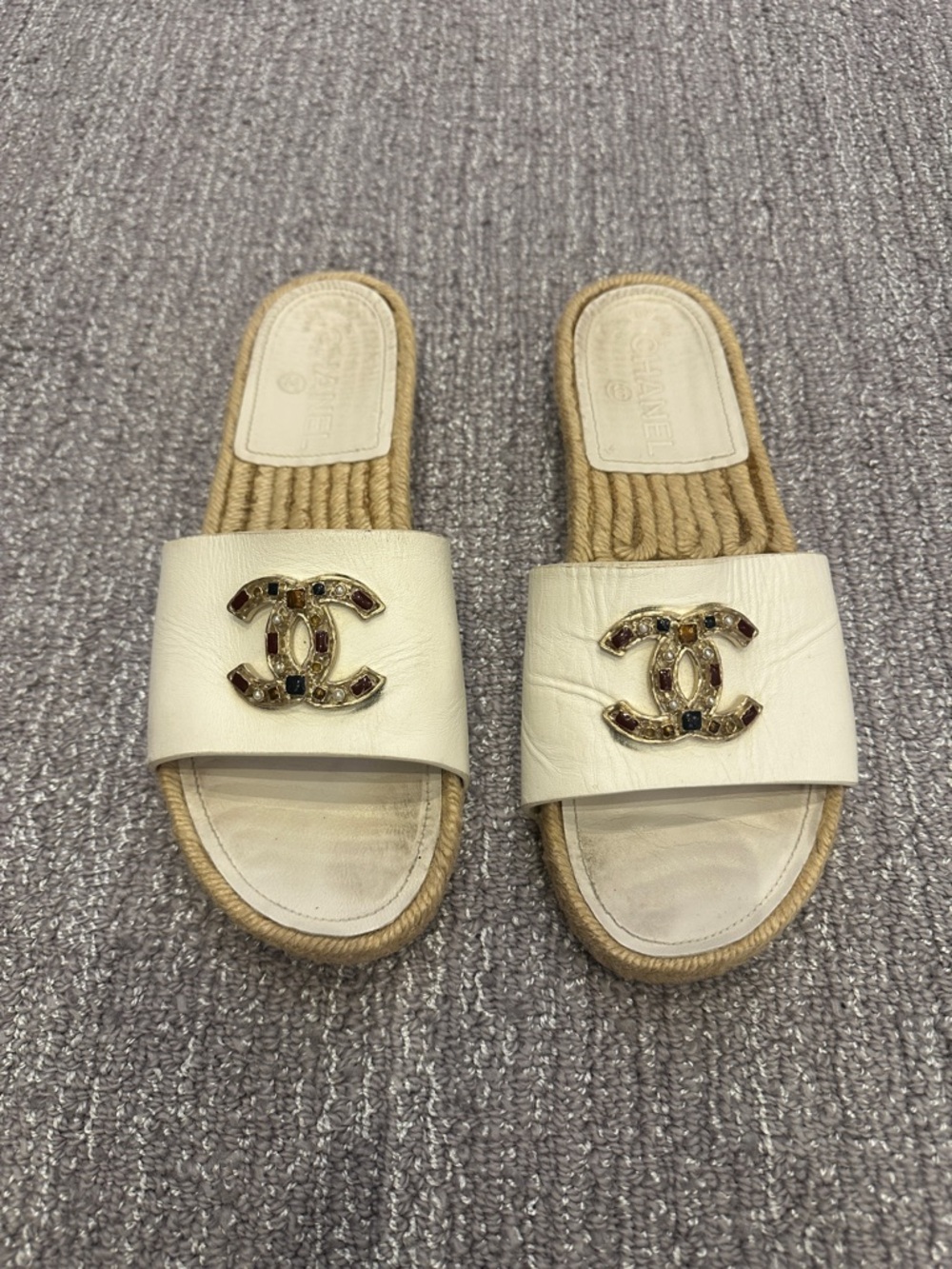 Chanel raffia and jeweled sandals - Picture 2 of 4